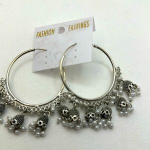 Beautiful new hoop silver earrings with pearl.